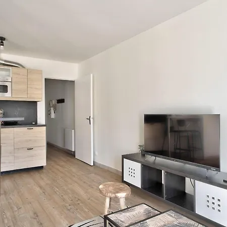Modern Terrace Apt With Private Garage *
